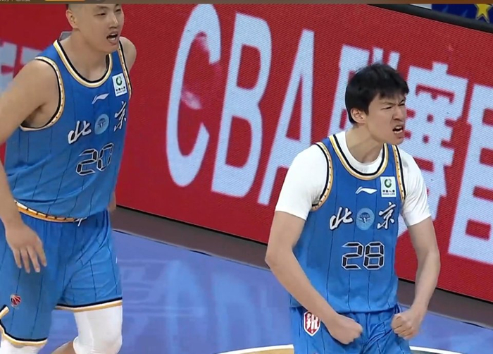 张鹏珲关键三分助北京男篮逆转广州
