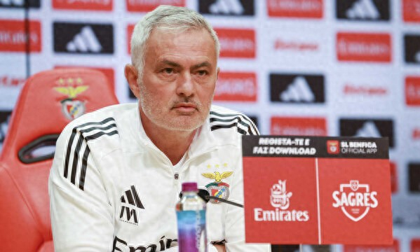 穆里尼奥续约陷僵局 球迷三度高喊下课引信任危