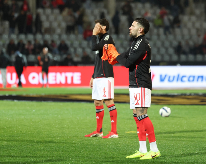 穆里尼奥续约陷僵局 球迷三度高喊下课引信任危