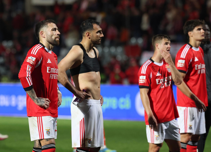 穆里尼奥续约陷僵局 球迷三度高喊下课引信任危