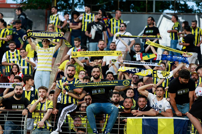 穆里尼奥续约陷僵局 球迷三度高喊下课引信任危