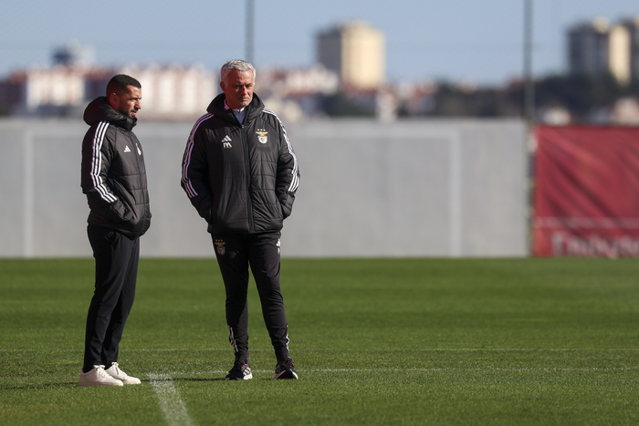 穆里尼奥续约陷僵局 球迷三度高喊下课引信任危