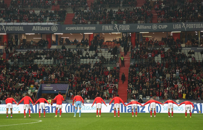 穆里尼奥续约陷僵局 球迷三度高喊下课引信任危