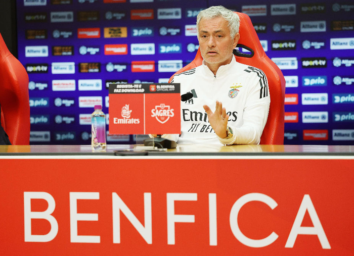 穆里尼奥续约陷僵局 球迷三度高喊下课引信任危