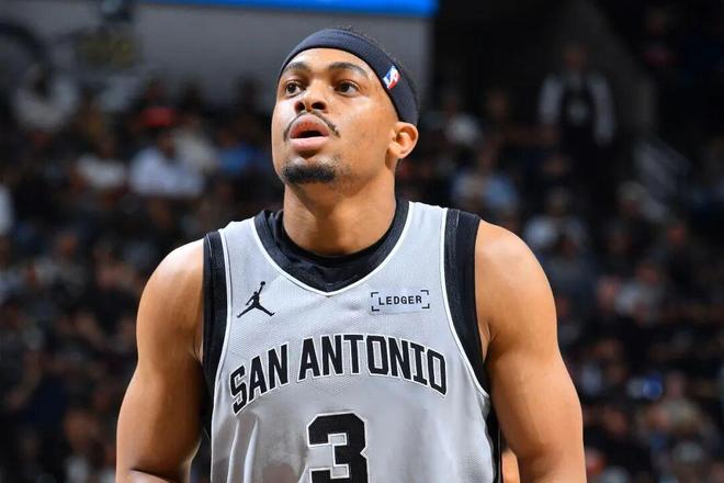 马刺双星闪耀凯尔登高效输出助队胜开拓者