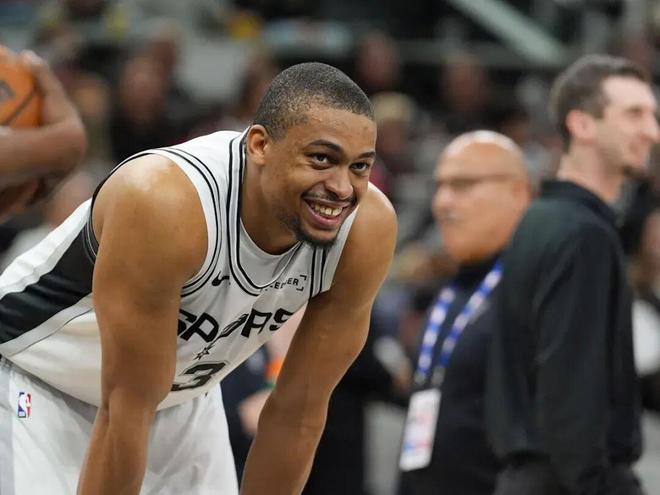 马刺双星闪耀凯尔登高效输出助队胜开拓者